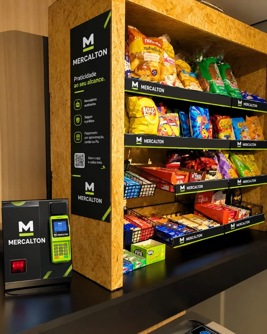 Balcão MERCALTON com prateleiras de snacks e doces e o terminal de pagamento verde-limão ao lado