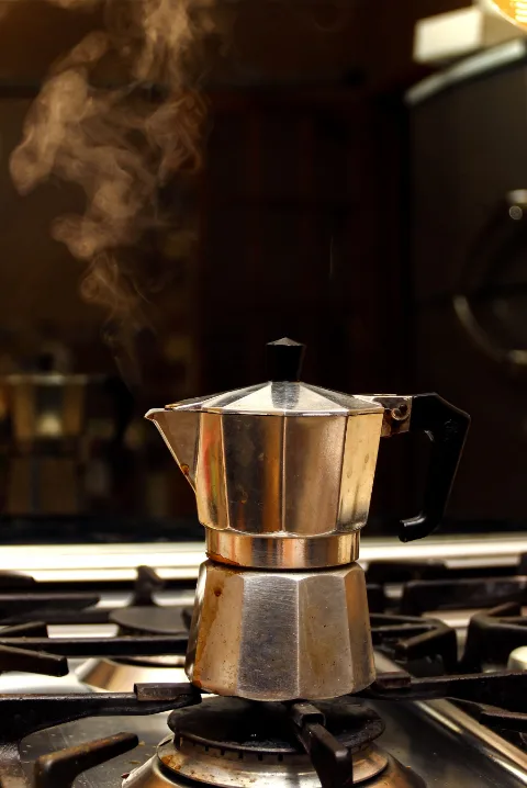 Cafeteira italiana sobre o fogão