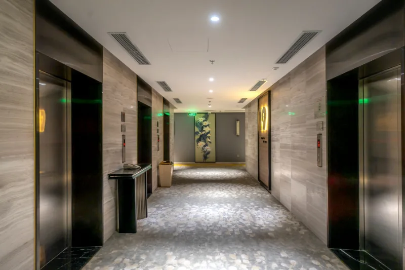 Corredor de um edifício residencial com portas de elevador