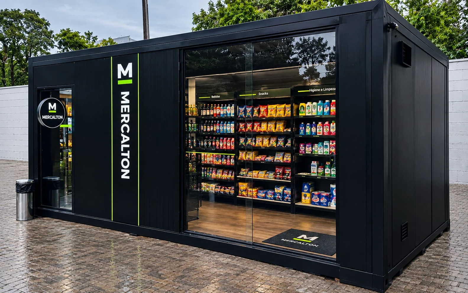 Mercadinho MERCALTON em módulo preto com porta de vidro e prateleiras de bebidas, snacks e higiene e limpeza