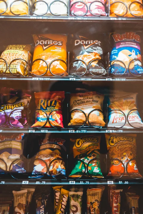 Pacotes de salgadinhos e biscoitos enfileirados